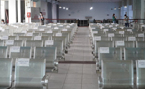 Các băng ghế vắng khách ngồi chờ mua vé tàu Tết tại ga Sài Gòn, quận 3, TP HCM, sáng 15/11. Ảnh: Gia Minh