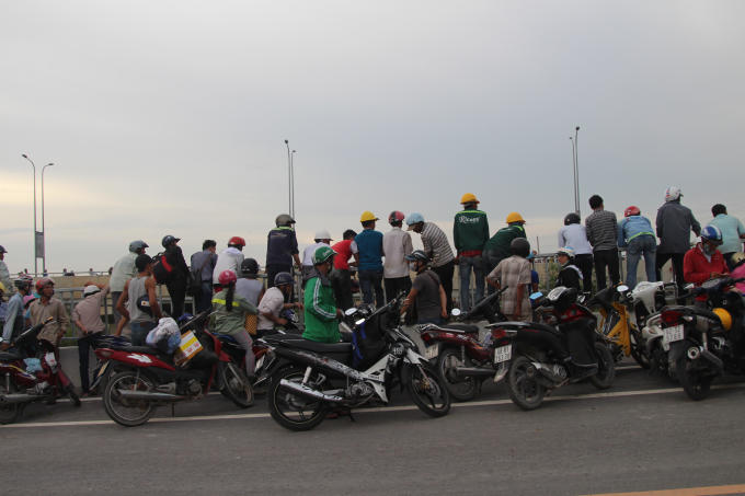 Người dân hiếu kì tập trung theo dõi.