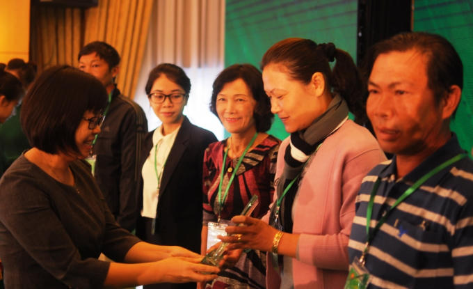 Các hộ sản xuất đạt danh hiệu ưu tú nhận Kỷ niệm chương ghi nhận ý chí kiên định trong sản xuất sạch vì sức khỏe cộng đồng.