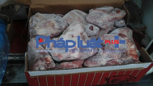 Bắt gần một tấn thịt gà, sườn lợn không rõ nguồn gốc