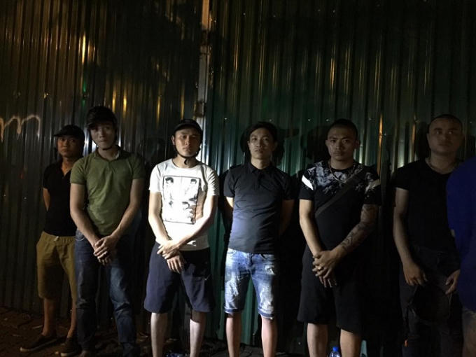 Nhóm đối tượng bị kiểm tra, tạm giữ.