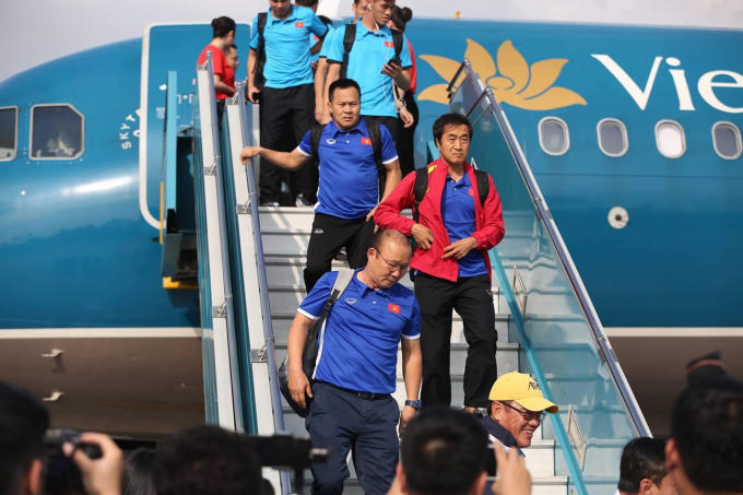 14h15 chiều nay (3/12), chuyến bay của Vietnam Airlines từ Bacolod đã đưa đội tuyển quốc gia Việt Nam và cổ động viên hạ cánh xuống sân bay quốc tế Nội Bài.