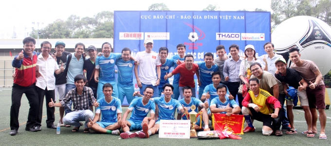 Chụp hình lưu niện với toàn đội.