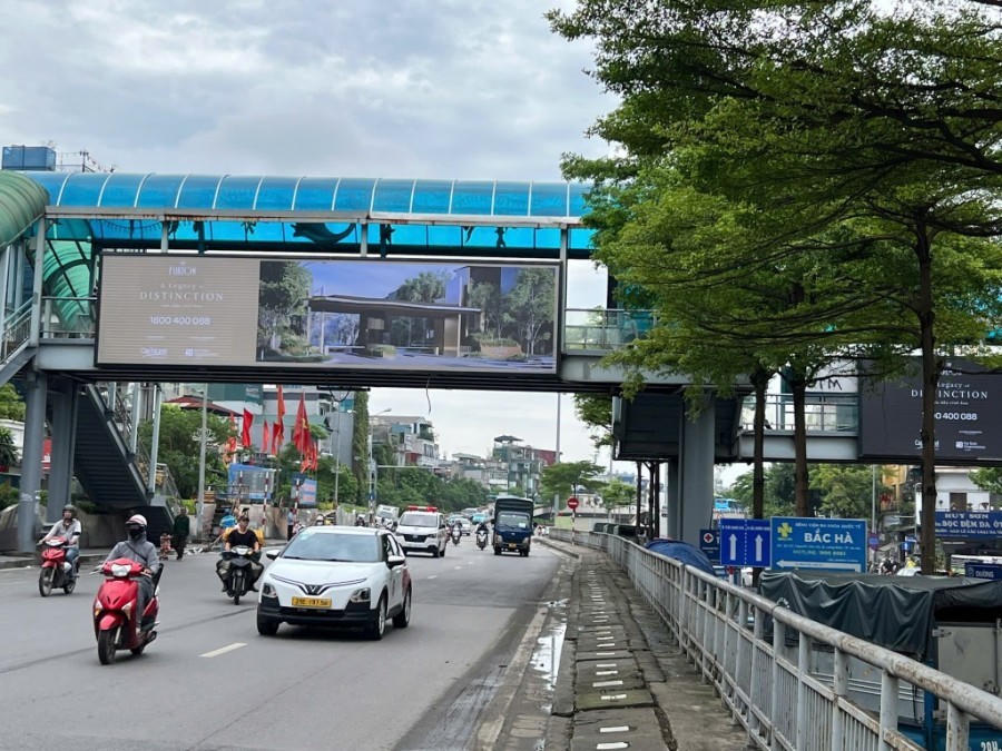 Góc phố Hà Nội tấp nập người du xuân mà vẫn giữ xanh - sạch.