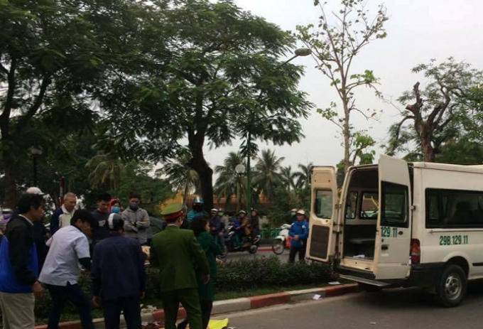 Lực lượng chức năng có mặt đưa thi thể cụ ông ra khỏi hiện trường.