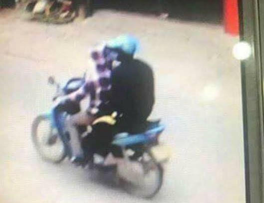 Camera gần hiện trường nơi phát hiện thi thể người phụ nữ xấu số ghi lại hình ảnh hai thanh niên đèo nhau trên chiếc xe Wace anpha màu xanh.