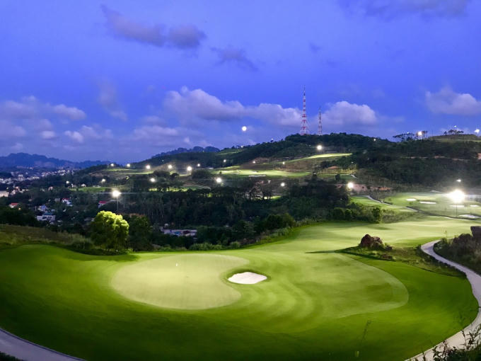 Sân golf FLC Hạ Long Golf Club lung linh về đêm