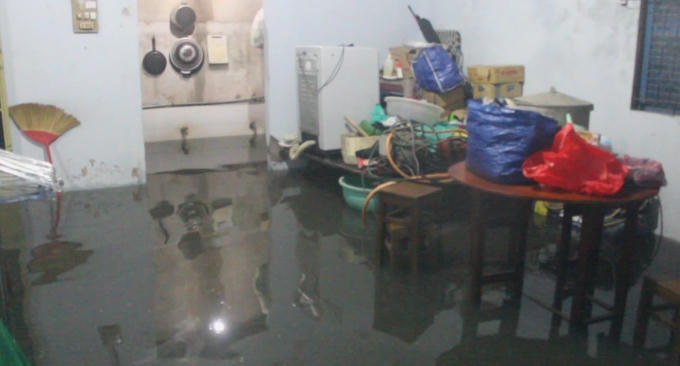 Nước tràn vào nhà dân gây ngập.