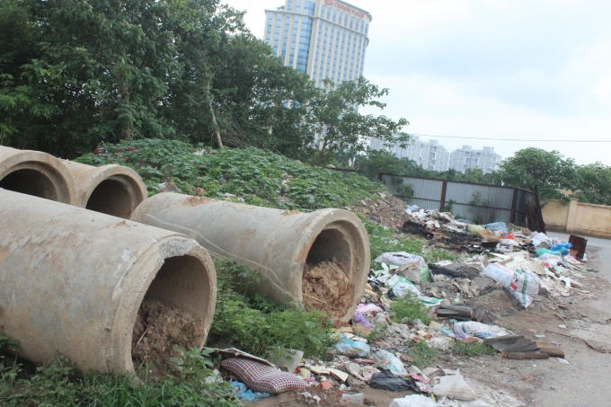 Bãi rác trên đất dự án.