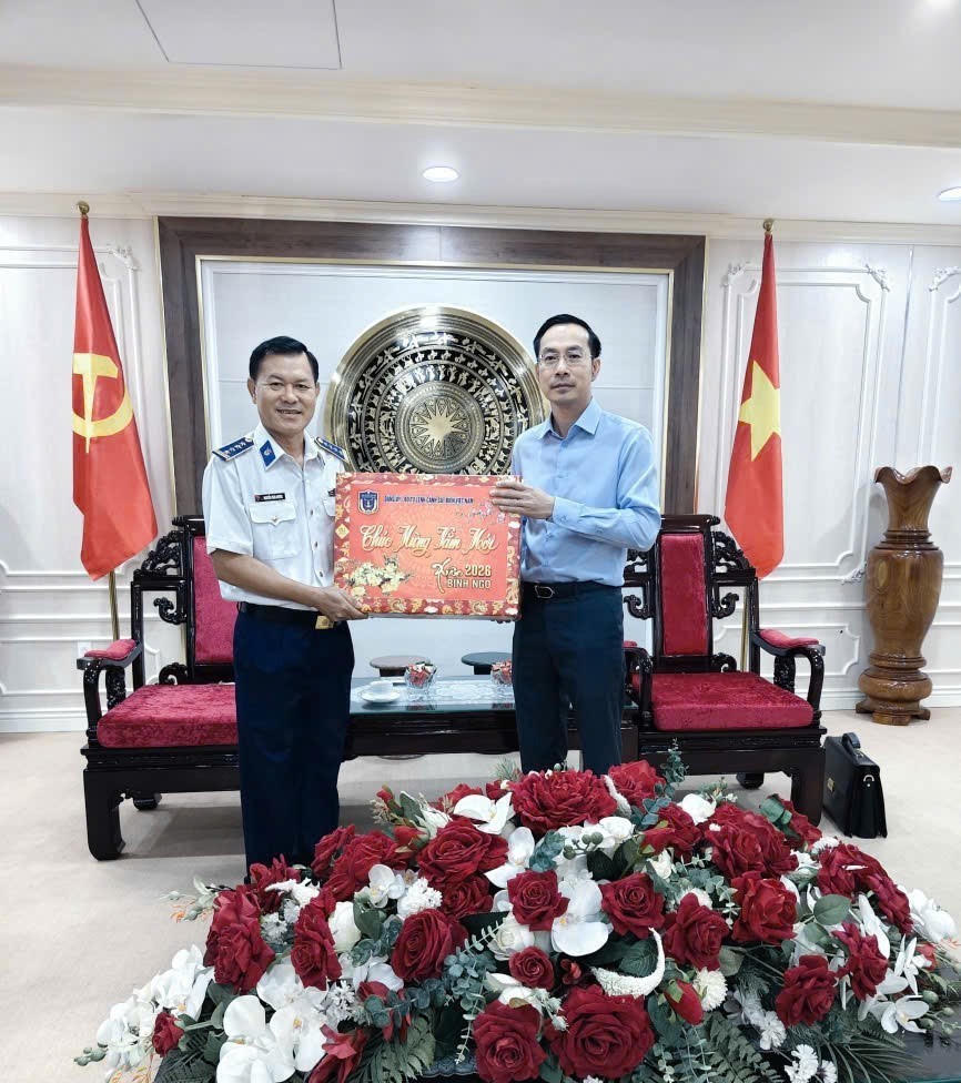 Đại tá Nguyễn Thái Dương - Ủy viên Ban Thường vụ Đảng ủy, Phó Chính ủy Bộ Tư lệnh Vùng Cảnh sát biển 4 thăm, chúc Tết Tỉnh ủy - UBND tỉnh An Giang