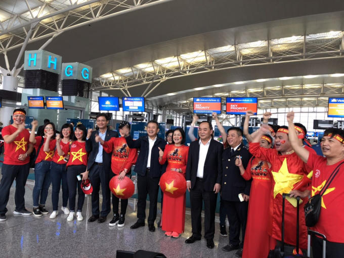 &Ocirc;ng L&ecirc; Kh&aacute;nh Hải - T&acirc;n Chủ tịch VFF v&agrave; &Ocirc;ng Dương Tr&iacute; Th&agrave;nh - Tổng Gi&aacute;m đốc Vietnam Airlines đ&atilde; c&oacute; mặt tại s&acirc;n bay Nội B&agrave;i từ s&aacute;ng sớm.