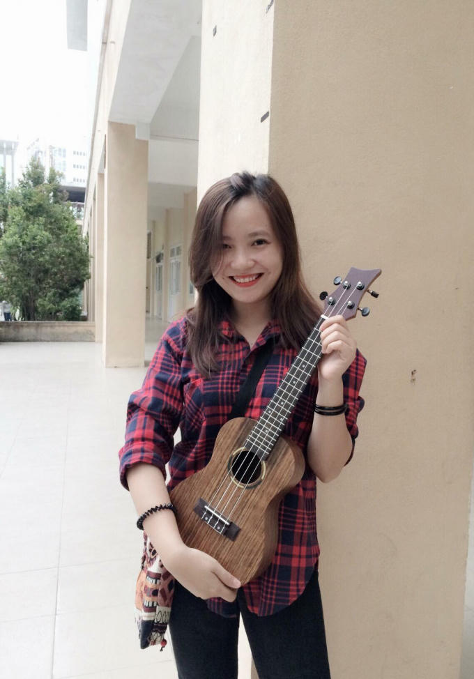 Duyên là một cây văn nghệ năng nổ của lớp và trường.