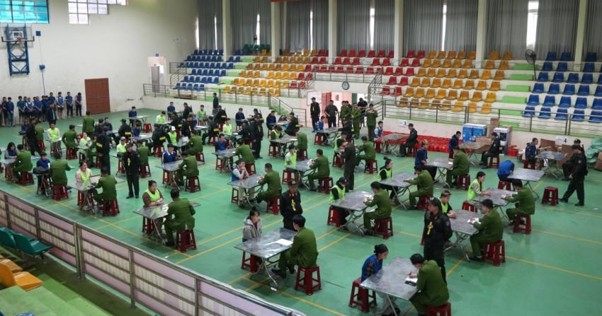 Công an Cao Bằng làm việc với các đối tượng liên quan. (Ảnh: Bộ Công an).