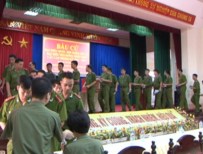 Cán bộ chiến sĩ Công an Bắc Giang tham gia bầu cử.