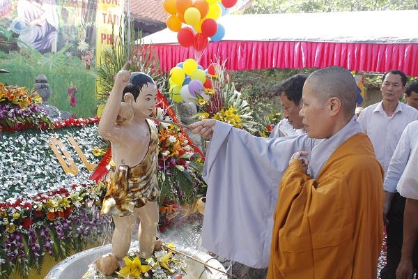 Nguồn nước dùng để tắm cho Phật phải là nguồn nước tinh khiết của trời đất sau đó pha với hương quế hoặc hương thơm khác để tắm cho Phật.
