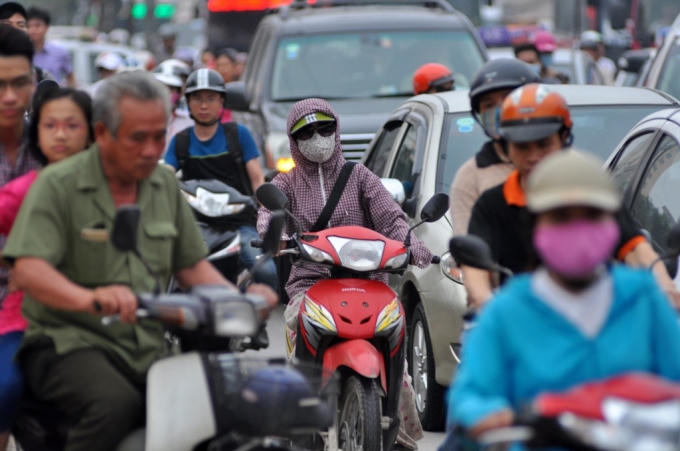 Lượng xe ra vào bến rất đông khiến cho phương tiện di chuyển qua đường Phạm Hùng đoạn gần bến xe bị ùn ứ khá lâu.