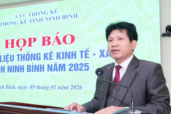 Ông Lê Mạnh Hồng, Trưởng Thống kê tỉnh Ninh Bình phát biểu tại họp báo.