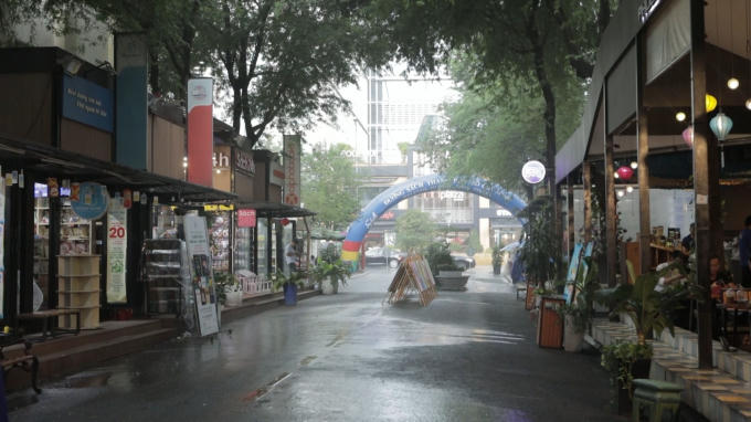 Hoa hậu H&rsquo;hen Ni&ecirc; xuống đường b&aacute;n s&aacute;ch trong thời tiết mưa b&atilde;o