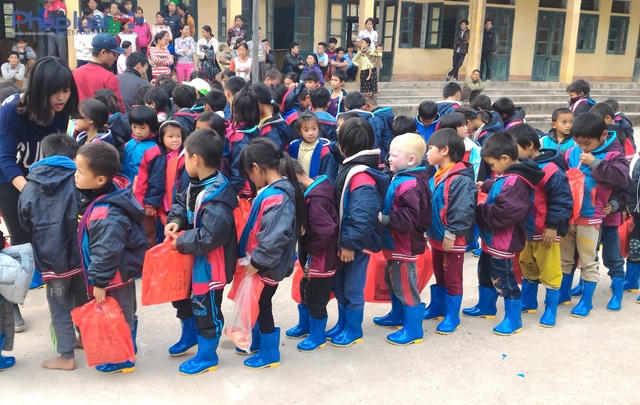Những đôi chân trần của học sinh nghèo sẽ không còn lạnh bởi sương giá vùng biên