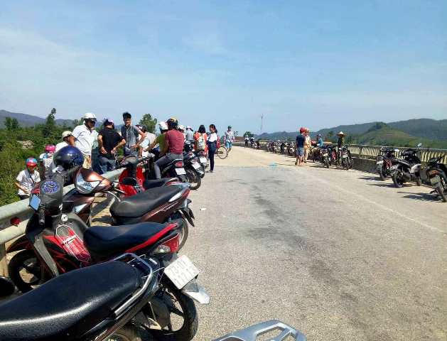 Nhiều người dân tập trung tại nơi phát hiện thi thể anh Hoài.