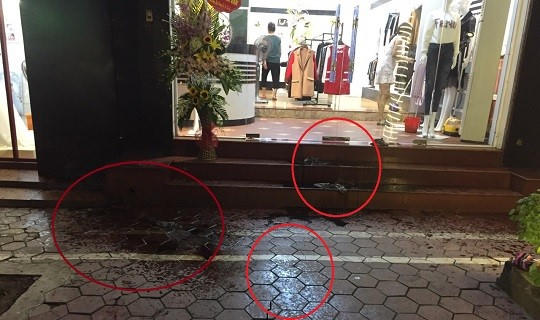 Hiện trường cửa hàng của gia đình anh Trần Văn Tiến, bị hại trong vụ Thọ "sứt" được thuê giết người tại Hà Nam bị tấn công bằng bom bẩn ngày 26/9 vừa qua