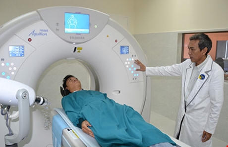 Một bệnh nhân được chuẩn bị chụp MRI tại BV Đa khoa Xuyên Á (Củ Chi, TP.HCM). Ảnh: TRẦN NGỌC