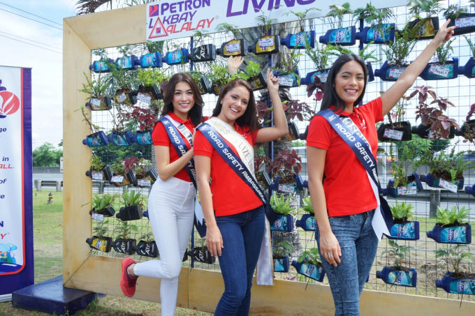 Cựu Hoa hậu Pia Wurtzbach và Á hậu Lệ Hằng cùng vui vẻ nắm tay nhau cùng tái hiện giây phút công bố hoa hậu quen thuộc tại các kỳ Miss Universe.