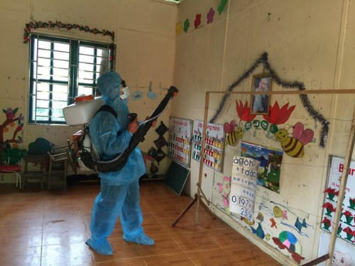 Phun cloramin B để làm sạch môi trường