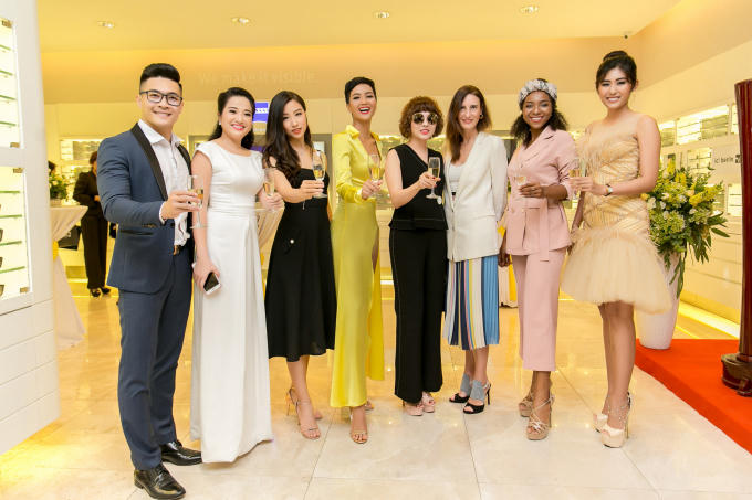 Hoa hậu H'hen Niê diện đầm xẻ tà, khoe nhan sắc quyến rũ trong màu son đỏ