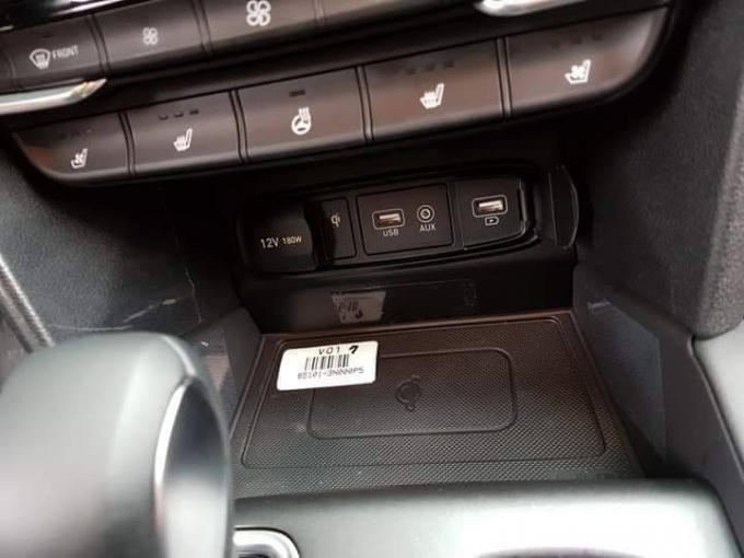 Hyundai SantaFe 2019 sở hữu hệ thống giải trí AVN, âm thanh 6 loa, ga tự động, cốp điện, gạt mưa tự động… tiêu chuẩn.