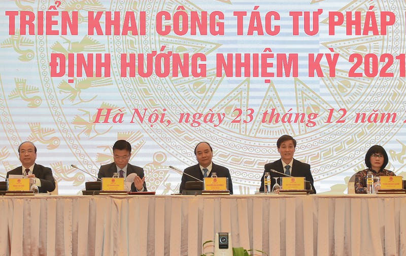 Thủ tướng Chính phủ Nguyễn Xuân Phúc, Bộ trưởng Bộ Tư pháp Lê Thành Long và các Thứ trưởng chủ trì Hội nghị