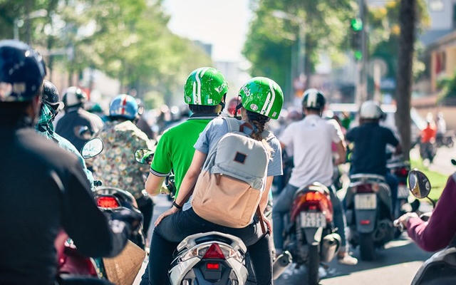 Silde - Điểm tin thị trường: Khách đi GrabBike dịp Tết phải trả thêm phụ phí 10.000-20.000 đồng