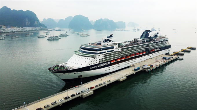 Cảng tàu khách du lịch quốc tế Hạ Long lần đầu đón hai tàu 5 sao neo đậu cùng lúc