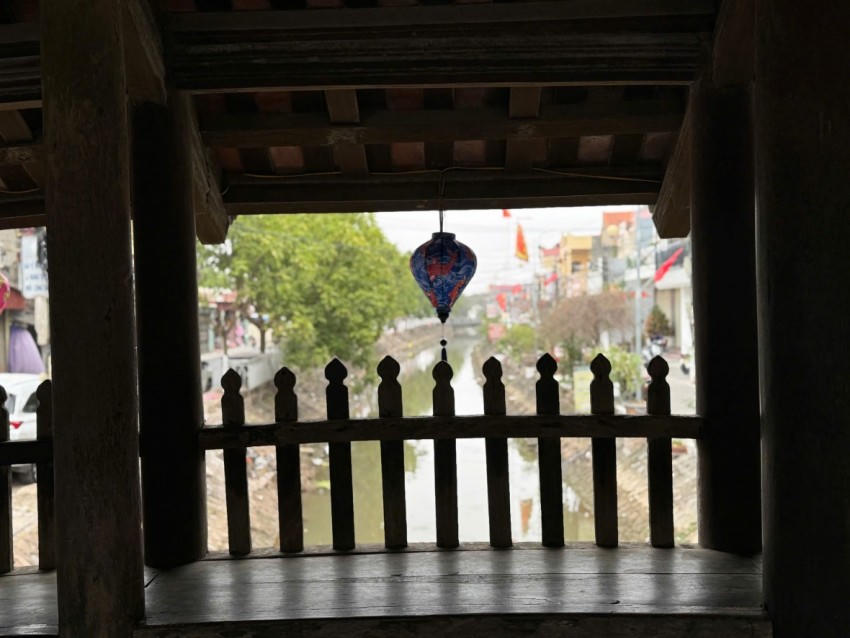 Cầu ngói dáng rồng trên 500 tuổi hút khách đến checkin dịp Tết Bính Ngọ