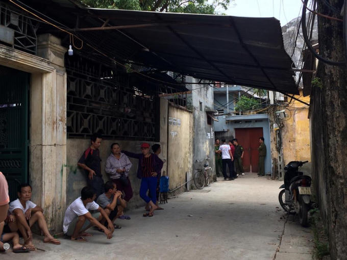 Hiện lực lượng chức năng đang tiến hành khám nghiệm hiện trường.