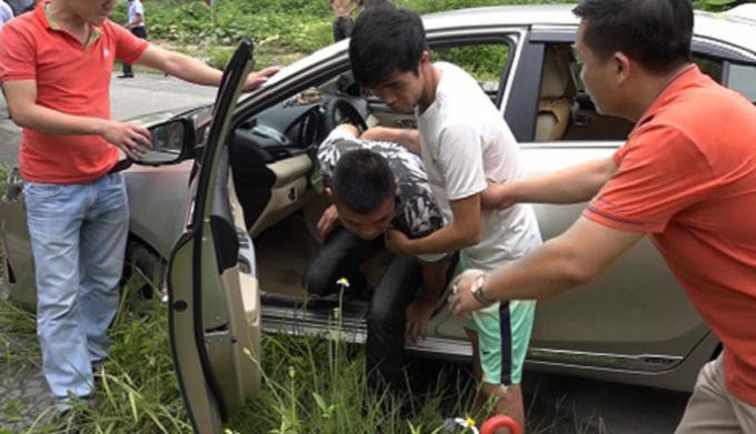 Nghi phạm (áo trắng) thực nghiệm lại hành vi phạm tội.