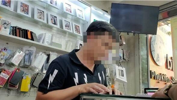 Nhân viên của cửa hàng Mobile Pro đang tư vấn cho khách hàng.