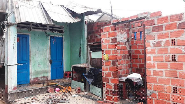 Nhiều nhà dân hư hỏng nặng.