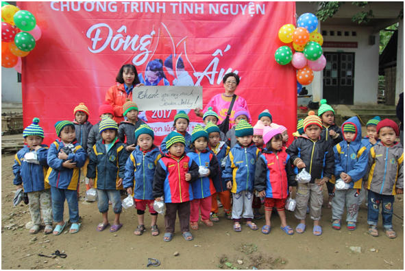 “Đông Ấm 2017” trao tặng những món quá cho các em nhỏ.