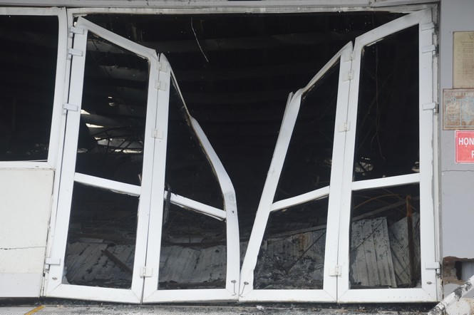 Khung cảnh tan hoang của 10.000m2 nhà xưởng cty May Nhà Bè sau vụ cháy - ảnh 3