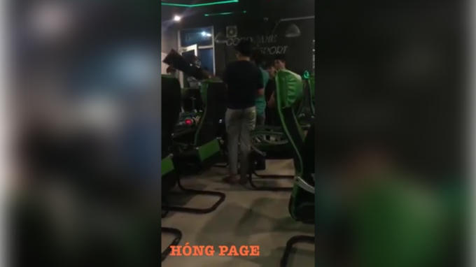 Hình ảnh người đàn ông dùng vượt đập nát màn hình tại quán.
