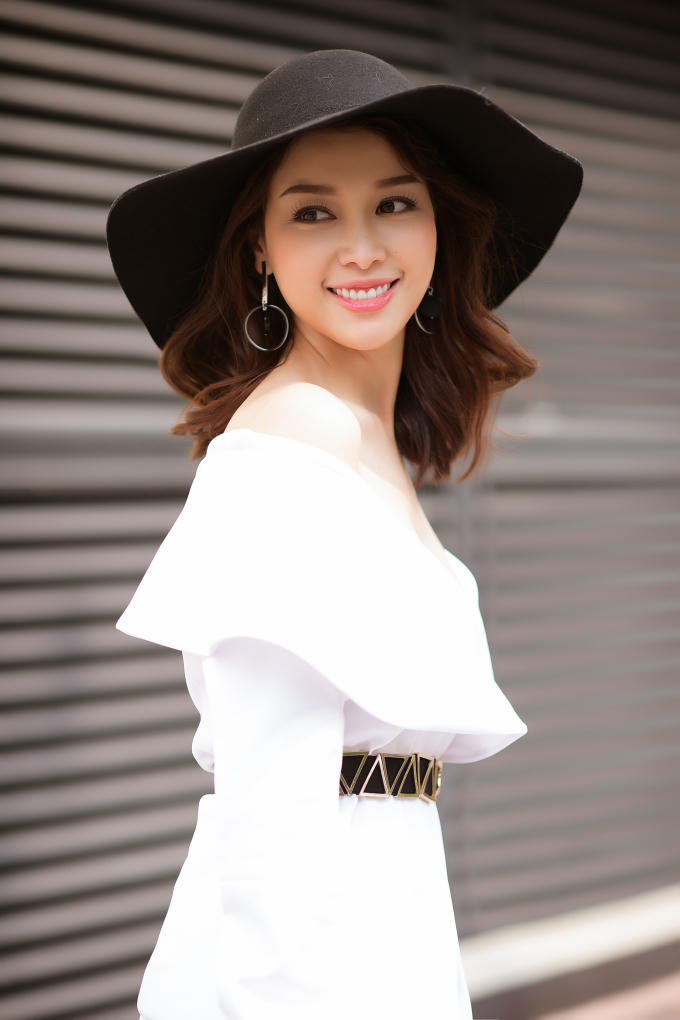 Trương T&ugrave;ng Lan diện &aacute;o xẻ s&acirc;u ngực khi dạo phố