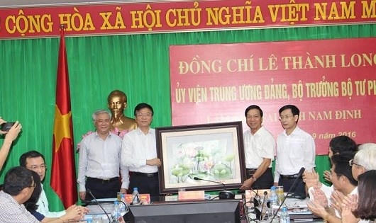 Bộ trưởng Lê Thành Long tại buổi làm việc tại Nam Định.