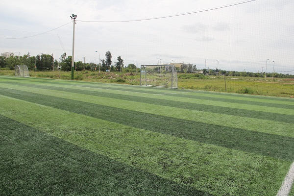 Sân cỏ tại phường Nghi Hương (TX Cửa Lò) - nơi diễn ra các trận đấu của Press Cup 2018 được các cầu thủ đánh giá cao về chất lượng mặt sân và không gian thi đấu.