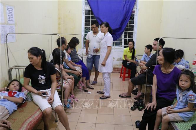 Người nhà và các em học sinh bị ngộ độc tại Trung tâm Y tế thành phố Ninh Bình.