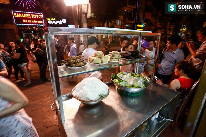 Qu&aacute;n b&uacute;n chả của b&agrave; Hương được nhiều người đ&aacute;nh gi&aacute; l&agrave; ngon với vị nước chấm đậm đ&agrave;.