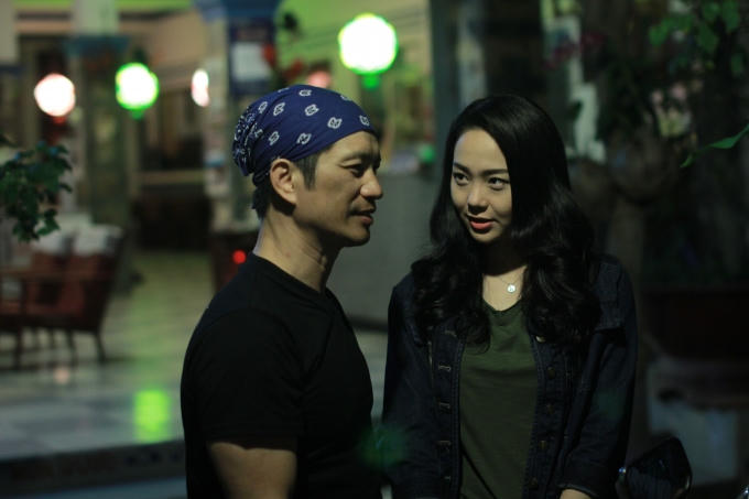 Dustin Nguyễn trao đổi với diễn viên Minh Hằng.