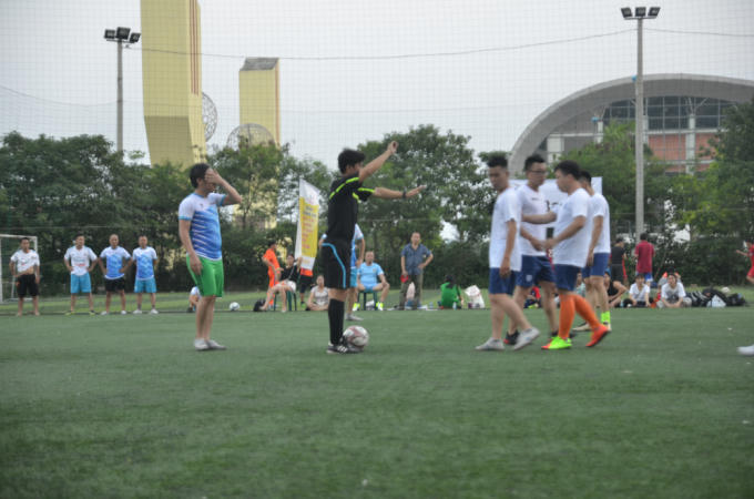 Đội bóng Báo Tiền Phong (áo sọc xánh, quần xanh) dù có nhiều tình huống tấn công nhưng chiến thắng lại thuộc về báo Dân trí.