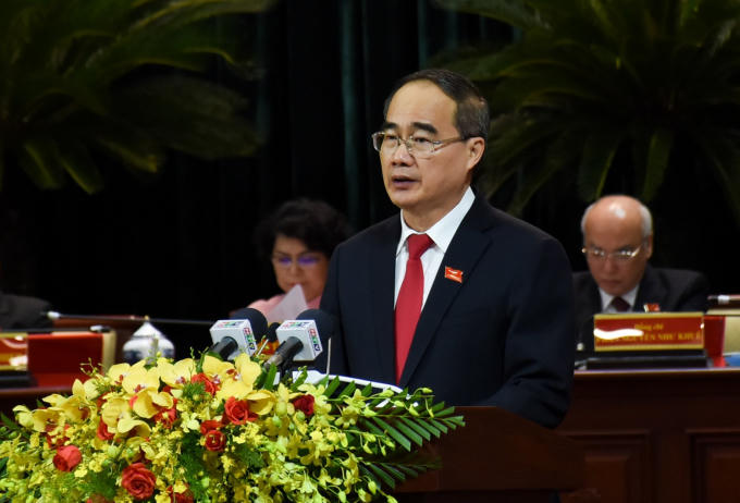 Đồng chí Nguyễn Thiện Nhân, Ủy viên Bộ Chính trị, Bí thư Thành ủy TPHCM, trình bày diễn văn khai mạc Đại hội đại biểu Đảng bộ TPHCM lần thứ XI. Ảnh: TTBC TP HCM.