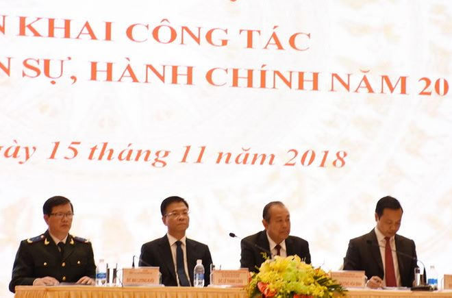 Ủy viên Bộ Chính trị, Phó Thủ tướng thường trực Chính phủ Trương Hòa Bình (thứ 2 từ phải qua); Bộ trưởng Bộ Tư pháp Lê Thành Long (thứ 3 từ phải qua), Thứ trưởng Trần Tiến Dũng (bìa phải) và Tổng cục trưởng Tổng cục THADS Mai Lương Khôi (thứ 4 từ phải qua)